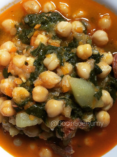 Una foto de Garbanzos con chorizo picante y acelgas