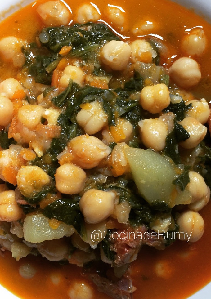 Una foto de Garbanzos con chorizo picante y acelgas