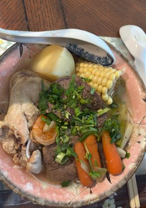 Hình của món Lẩu bò, gà, tôm rau củ quả.