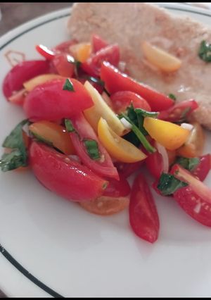 Una foto de Ensalada de tomates cherry