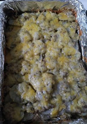 A picture of Cheesy potatoes with hamburger.
