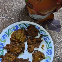 A picture of Gobhi piyaz ke pakoray.