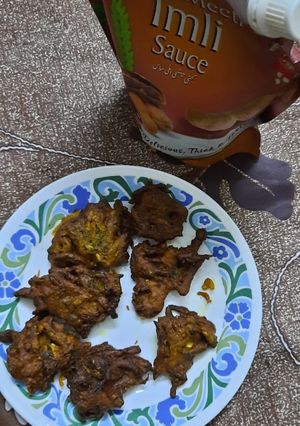 A picture of Gobhi piyaz ke pakoray.