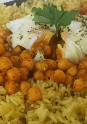 Una foto de Cama de arroz con garbanzos y huevo escalfado a la italiana