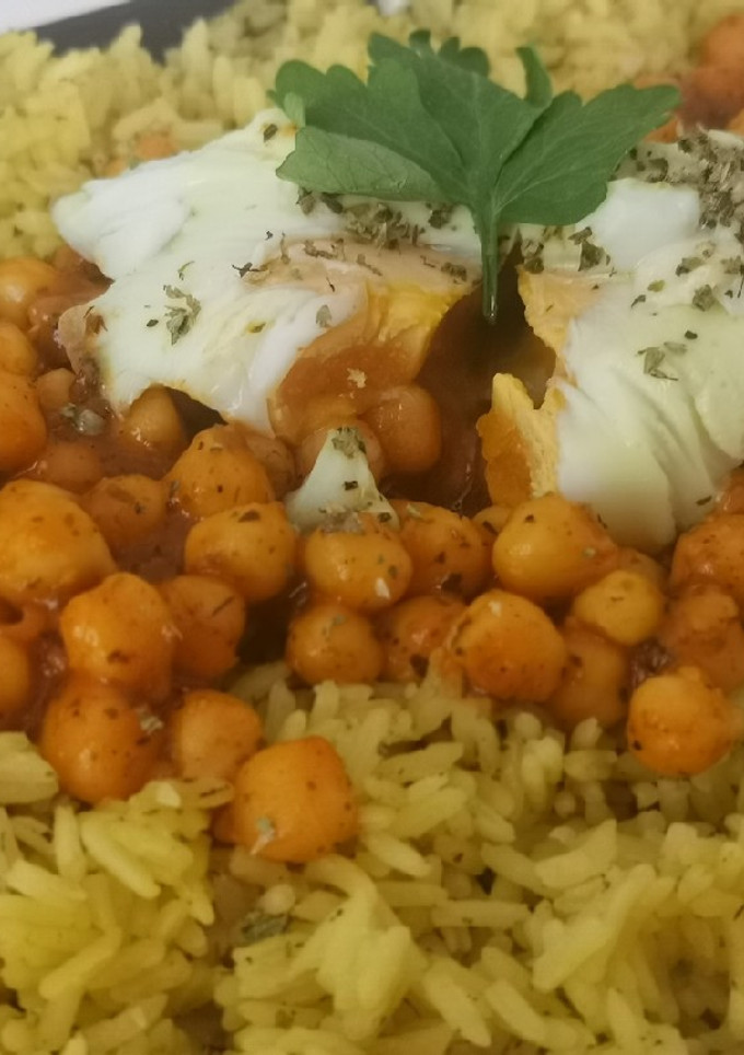Una foto de Cama de arroz con garbanzos y huevo escalfado a la italiana
