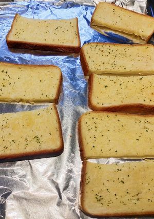 A picture of Garlic Bread.