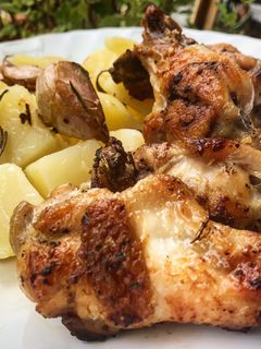 Una foto de Alitas de pollo al vino con romero