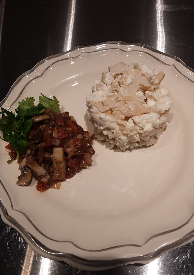 Una foto de Claras de huevo con turky y salsa de champignones !! 😘😘👏👏