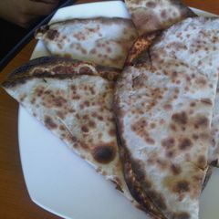 A picture of Syrian meat pie: Safiha.