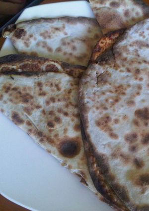 A picture of Syrian meat pie: Safiha.