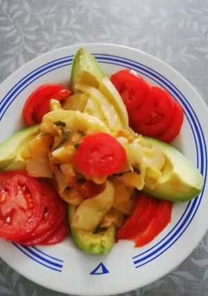 O poză a rețetei Salată de roșii cu avocado.