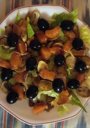 Una foto de Ensalada de salmón ahumado y champiñones