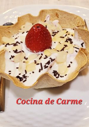 Una foto de Tulipa de fresas con queso batido y almendras 🍓🍓🍓🍓