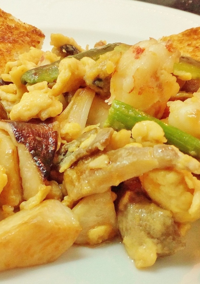 Una foto de Revuelto de ajetes, setas variadas y gambas