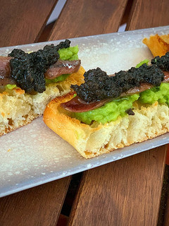 Una foto de Coca de anchoas y guacamole (de Paco Roncero)