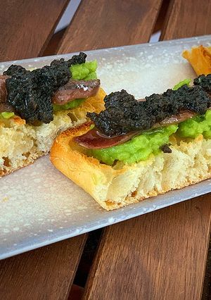 Una foto de Coca de anchoas y guacamole (de Paco Roncero)
