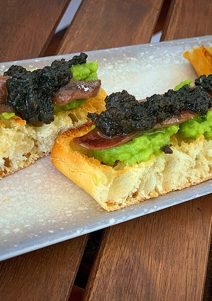 Una foto de Coca de anchoas y guacamole (de Paco Roncero)