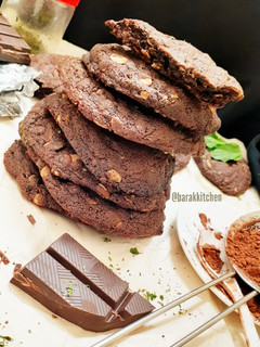 A picture of Minty Dark Chocolate Oat Cookies.