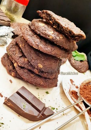 A picture of Minty Dark Chocolate Oat Cookies.