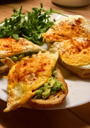 Avokádós tükörtojásos szendvics recept fotója
