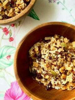 A picture of Overnight Oats with Tofu and Black Sugar Syrup.