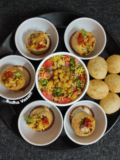 રગડા પૂરી (Ragada Poori Recipe In Gujarati) રેસીપી મુખ્ય ફોટો