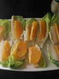 Hojas de lechuga con naranja y espárragos