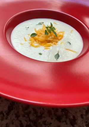 Une photo de 🪹Velouté de 🥬chou -fleur🍃Edam cheese🧀