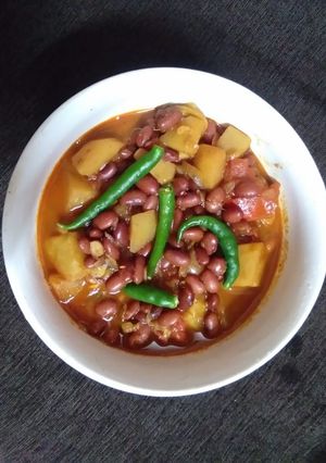 आलू राजमा करी (Aloo rajma curry recipe in hindi) रेसिपी मुख्य फोटो