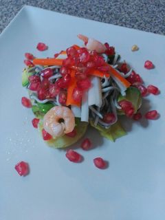 Una foto de Ensalada de granada con gulas, gambas, cangrejo, patata y aguaca