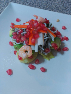 Una foto de Ensalada de granada con gulas, gambas, cangrejo, patata y aguaca