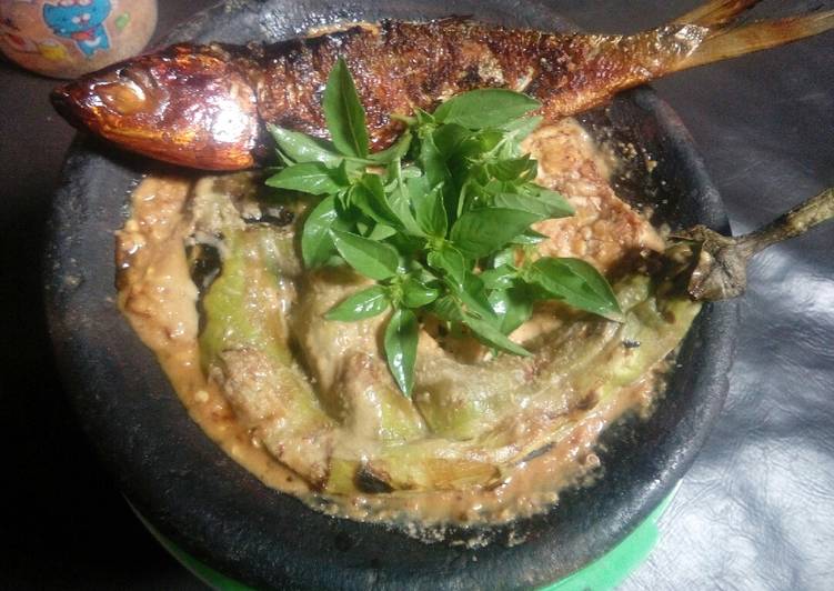 Bagaimana Membuat Pecel TTB (Terong Tempe Bandeng), Enak Banget