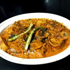 A picture of Makhani chaap gravy.