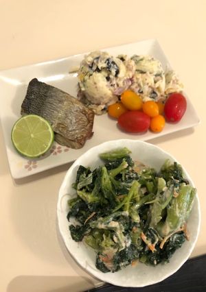 Una foto de Pescado a la parrilla (lubina) con sal🇺🇾🇯🇵白身魚(スズキ)の塩焼き