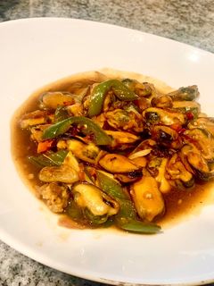 A picture of Spicy and sweet mussels.
