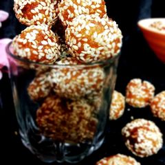 Malai balls with sesame seeds A picture of Malai balls with sesame seeds.