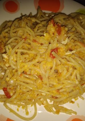 Una foto de Fideos con salsa de calabacín y tomate