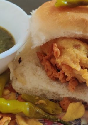 A picture of Mumbai style vadapav.