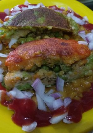 A picture of Tri colour aloo tikki with white matar.