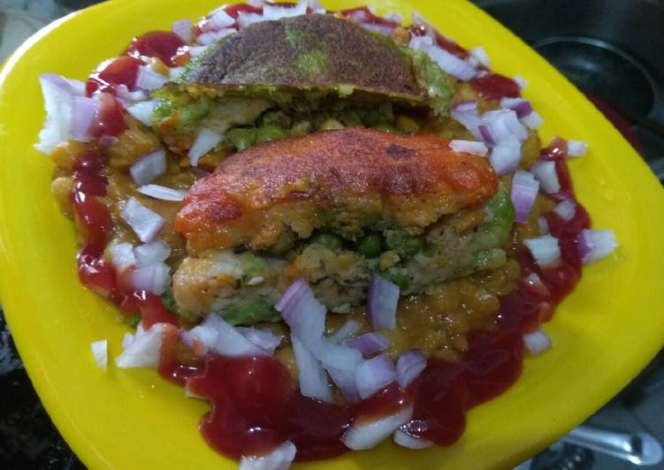 Tri colour aloo tikki with white matar