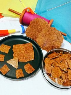 તલ ની ચીક્કી (Til chikki Recipe In Gujarati) રેસીપી મુખ્ય ફોટો