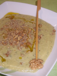 Una foto de Crema de espárragos blancos y calabacín