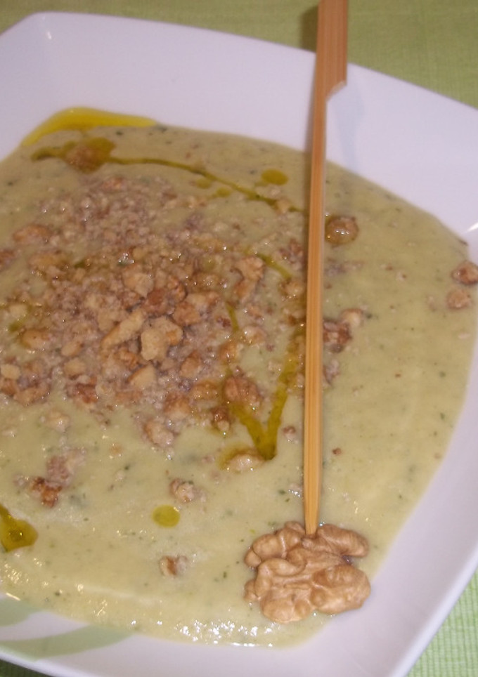 Una foto de Crema de espárragos blancos y calabacín