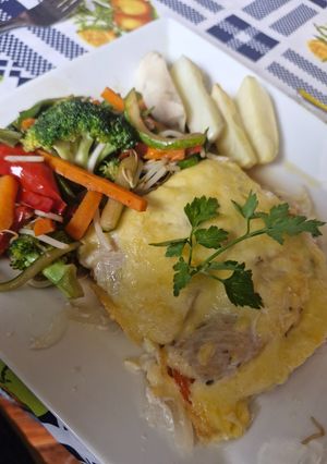 Una foto de Albacora al Horno con guarnición de Papas Asadas y Verduras Salteadas
