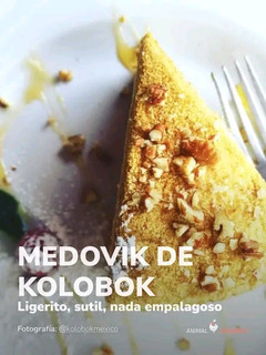Una foto de Medovik de kolobok un postre muy agradable sutil, terso