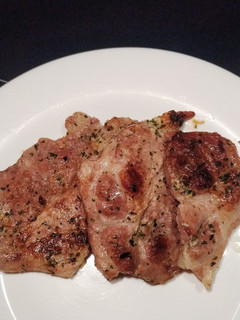 Una foto de Chuletas de cerdo con ajo y perejil