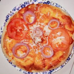 A picture of Tomato onion pizza.