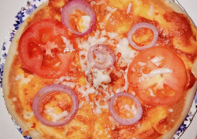 Tomato onion pizza