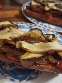 Una foto de Tostada de boletus