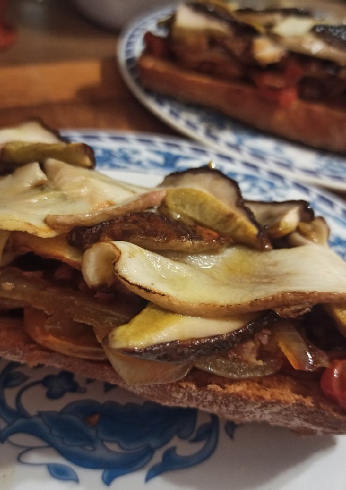 Una foto de Tostada de boletus